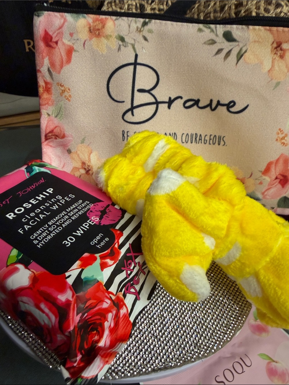 Betsey Johnson face wipes & beauty bundle. ๐